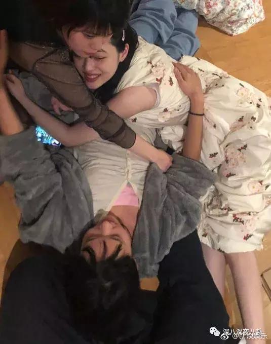 “南韩刘亦菲”的SM社团闺女崔雪莉主动晒了一堆放飞自我的脱线照