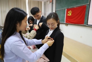 ��ѧ�����뵳����ѡ��ɡ�����ѧ���ᣬ���ѡ��һ�