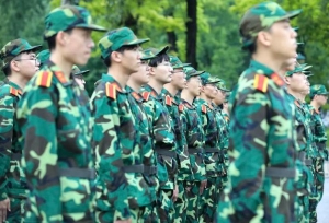 ��ѧ��ѵʱ���������廪ѧ�Ӻ����࣬���Ϻ�������ѵһ��