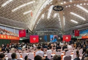 �ൺ��ѧ���·�չ��ᣬУ���Ķ�ΰ����˵